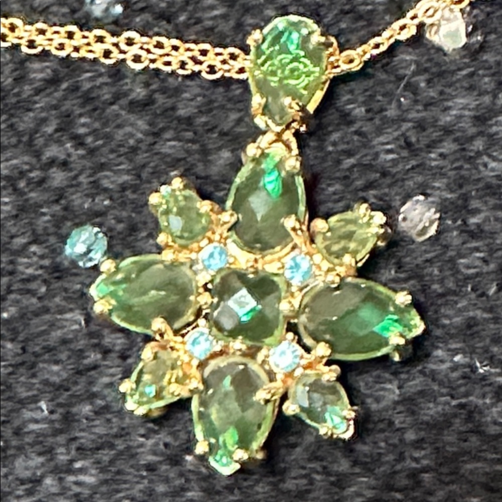 Joan Rivers Green Rhinestone 1 7/8”Medallion hanging on 16” gold chain Necklace